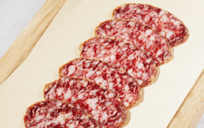 Jugando con el salchichón ibérico.