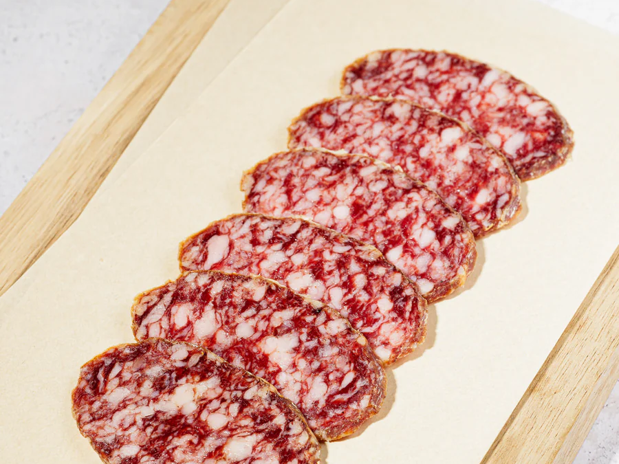 Jugando con el salchichón ibérico.